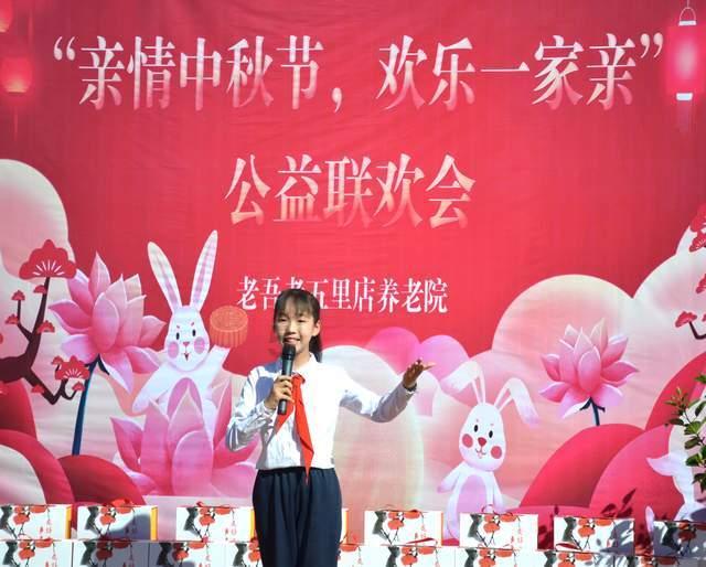 红碱淖位于陕西省神木市与内蒙古自治区伊金霍洛旗之间