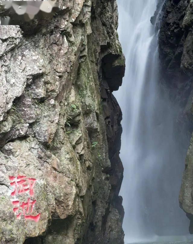 救援矮小的女孩