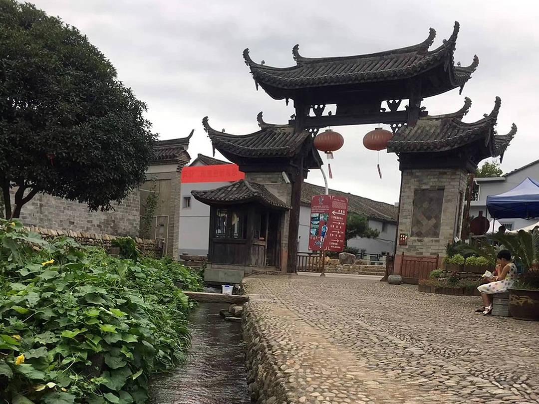 逃离废弃的建筑